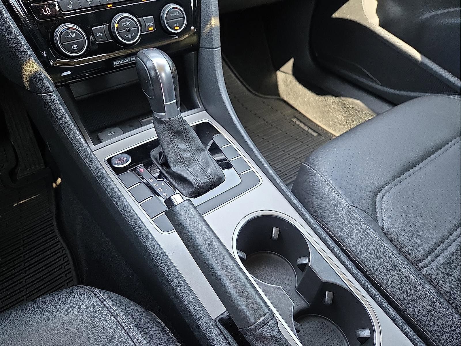 Used 2020 Volkswagen Passat 2.0T SE image 25