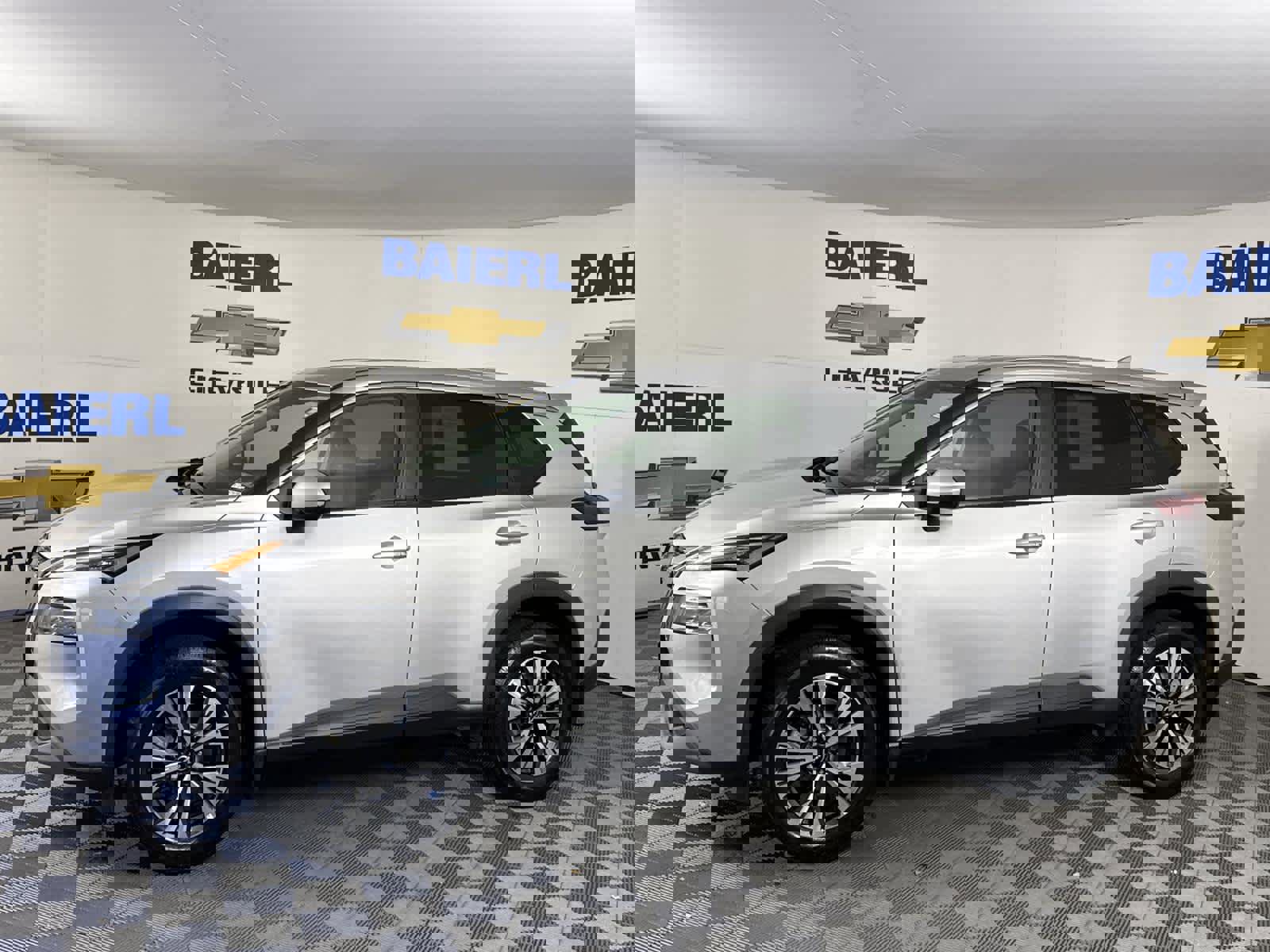 Used 2022 Nissan Rogue SV image 2