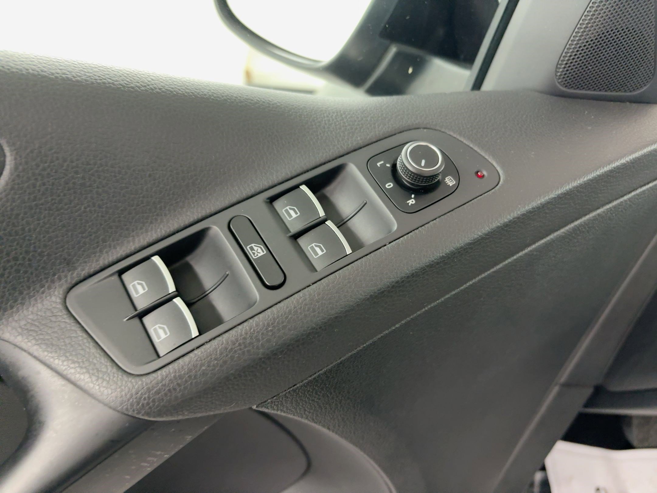 Used 2017 Volkswagen Tiguan SEL image 13