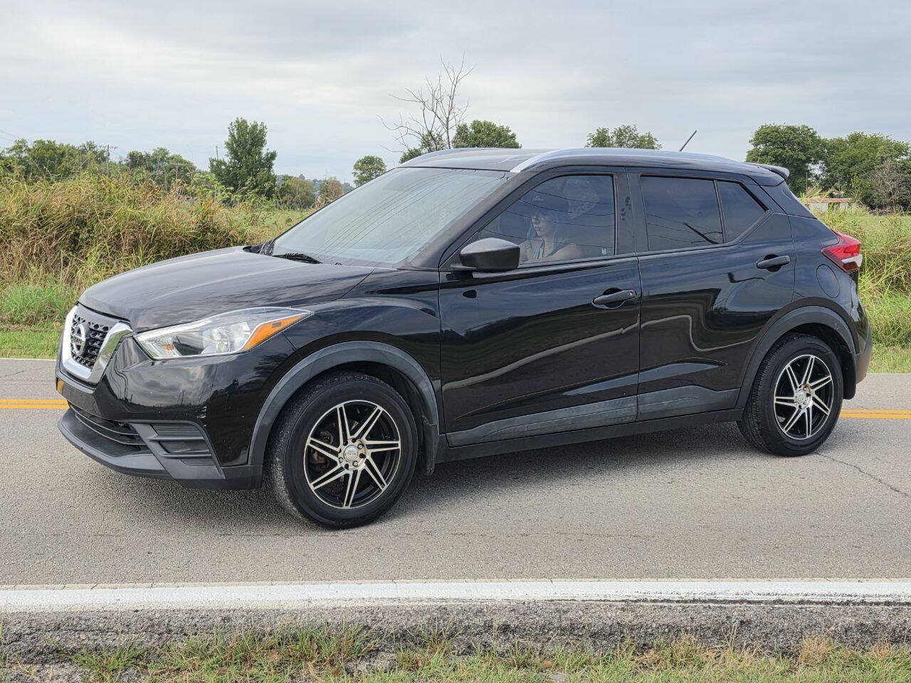 Used 2018 Nissan Kicks S FWD image 2