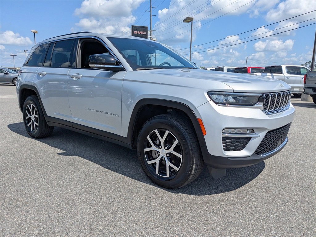 Used 2024 Jeep Grand Cherokee Limited image 2