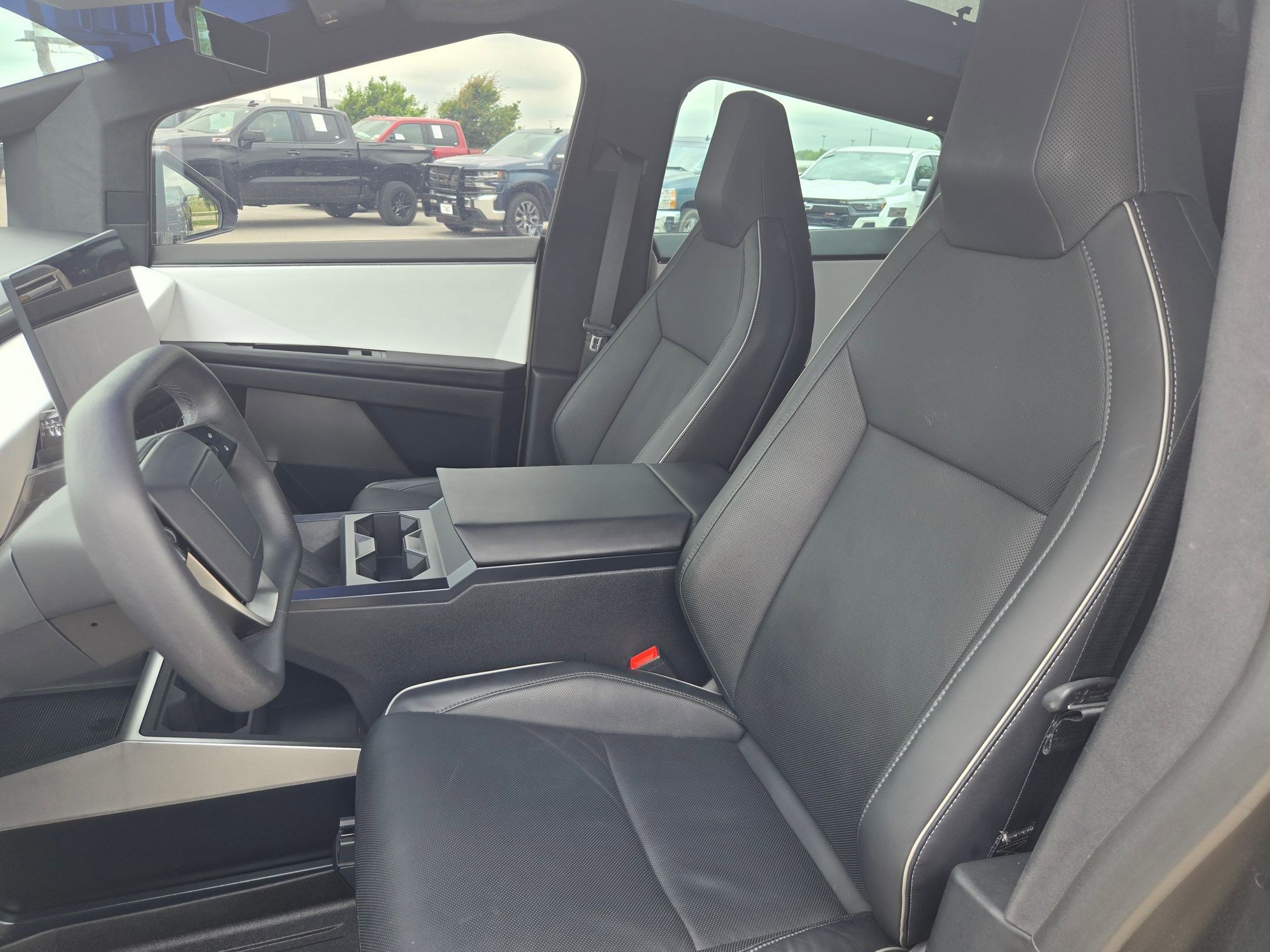 Used 2024 Tesla Cybertruck AWD Crew Cab image 10