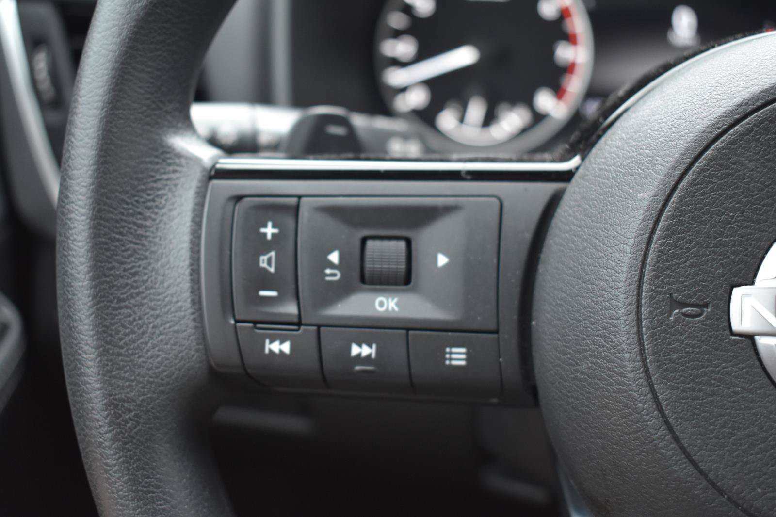 Used 2023 Nissan Rogue SV FWD image 32