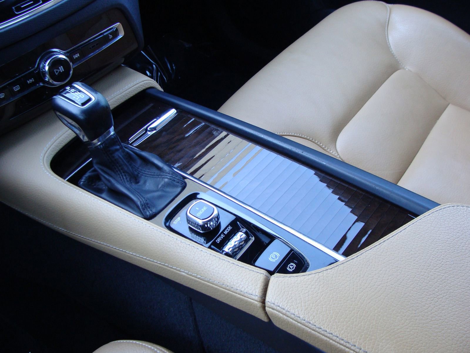 Used 2016 Volvo XC90 T6 Momentum w/ Momentum Plus Package image 17