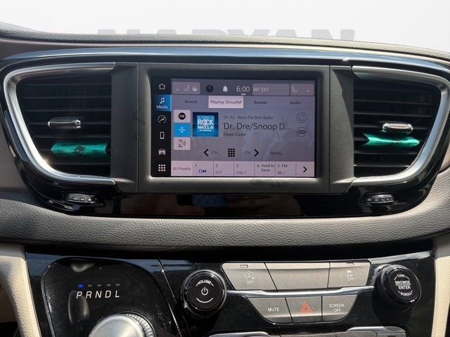 Used 2022 Chrysler Voyager LX image 17