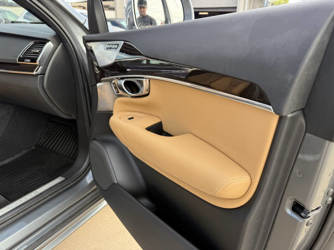 Used 2018 Volvo XC90 T6 Momentum w/ Convenience Package image 16