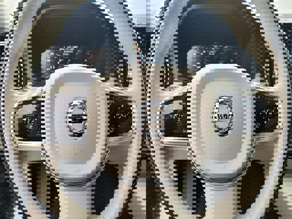 Used 2018 Volvo XC60 T8 Inscription w/ Advanced Package image 21