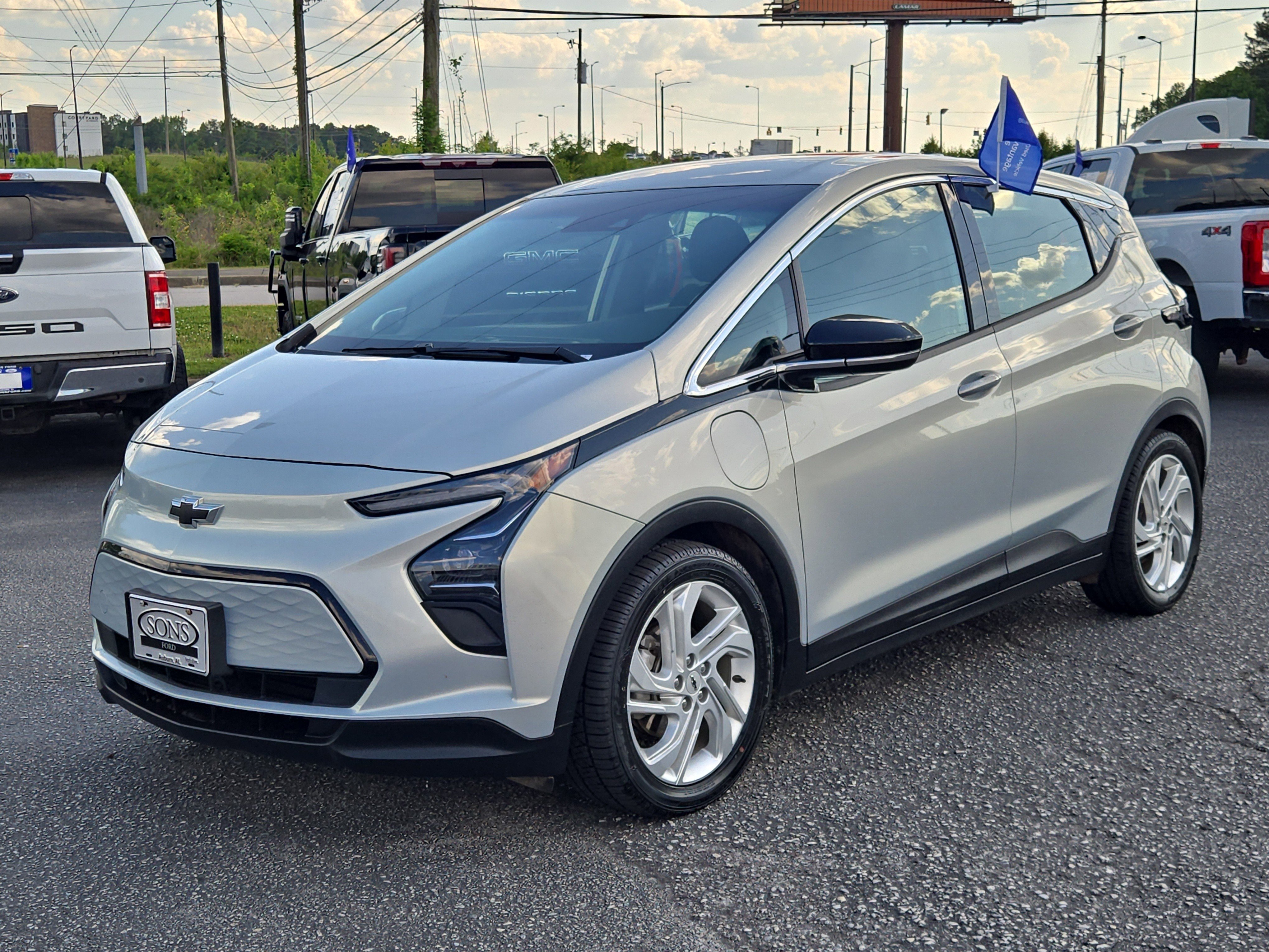 Used 2023 Chevrolet Bolt LT w/ Driver Confidence Package FWD image 2