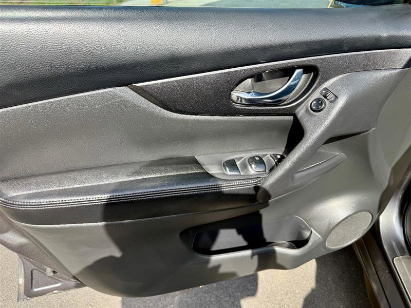 Used 2017 Nissan Rogue SV w/ Midnight Edition AWD/4WD image 32