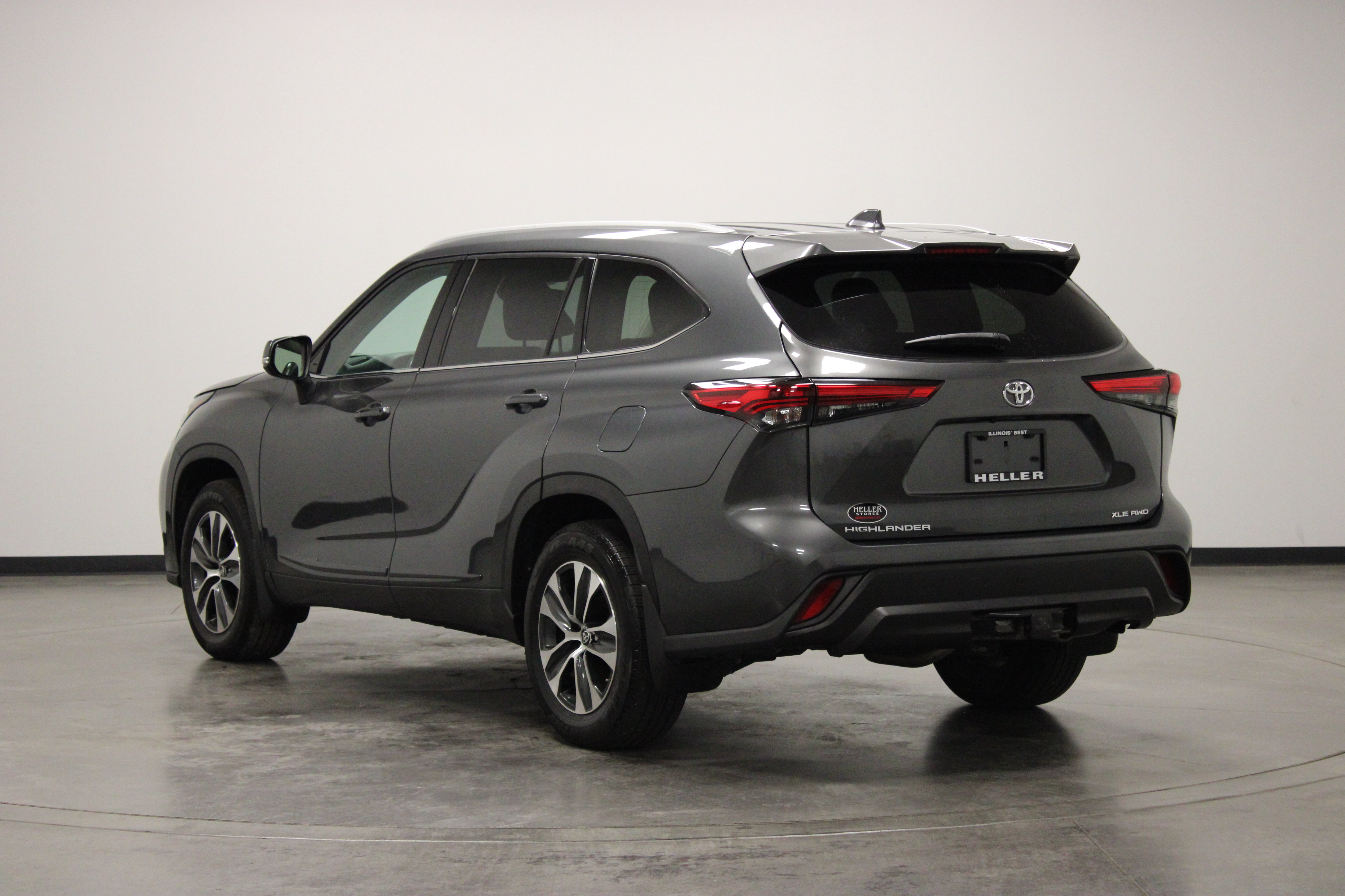 Used 2022 Toyota Highlander XLE AWD/4WD image 6