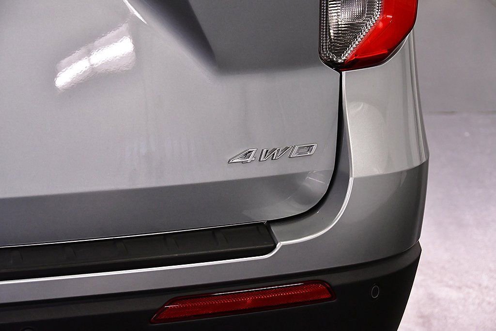 Used 2024 Ford Explorer XLT w/ Equipment Group 202A AWD/4WD image 12