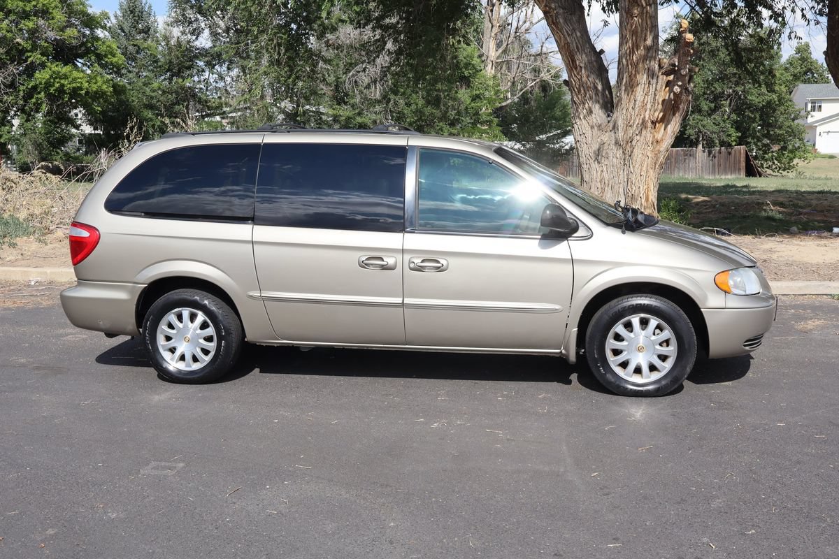 Used 2002 Chrysler Town & Country EX FWD image 3