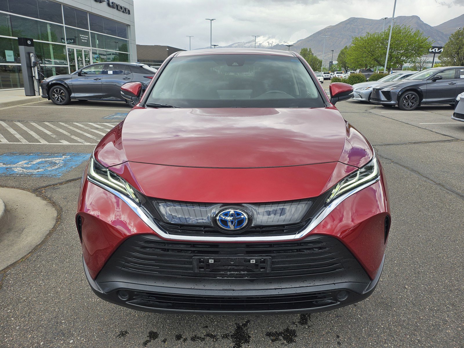 Used 2023 Toyota Venza LE image 2