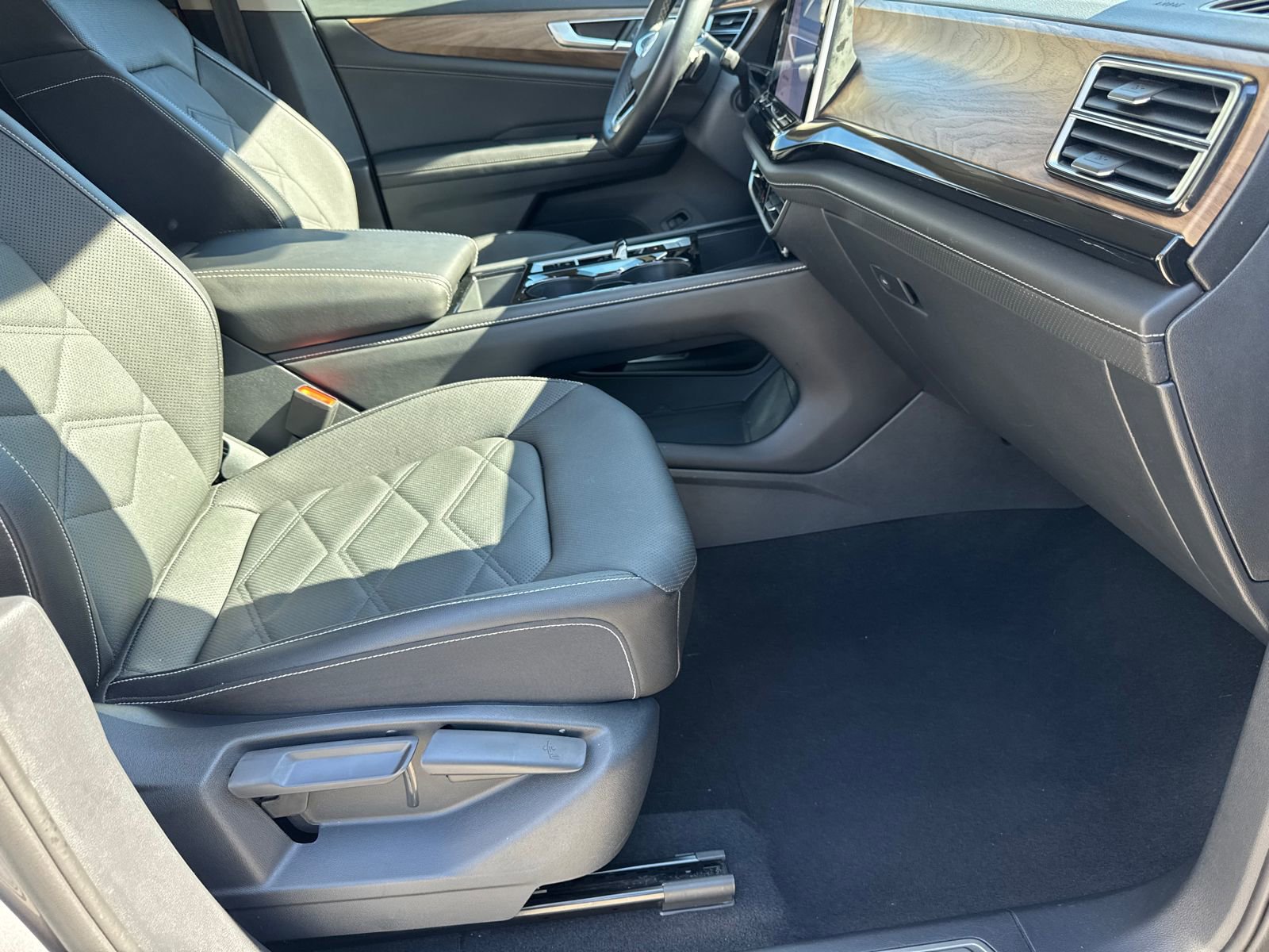 Used 2025 Volkswagen Atlas SE image 13