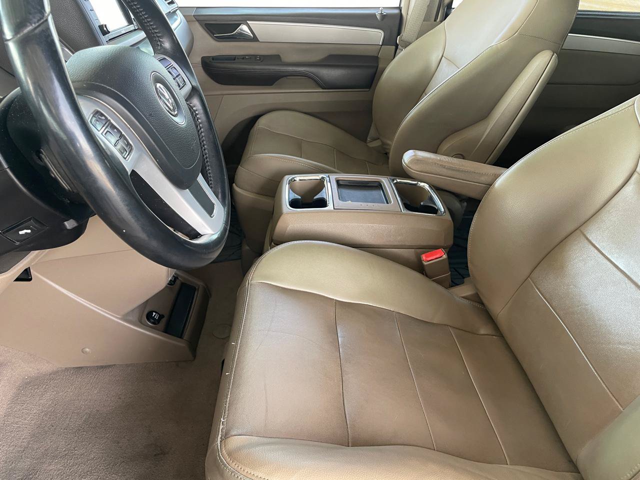 Used 2012 Volkswagen Routan SEL FWD image 12