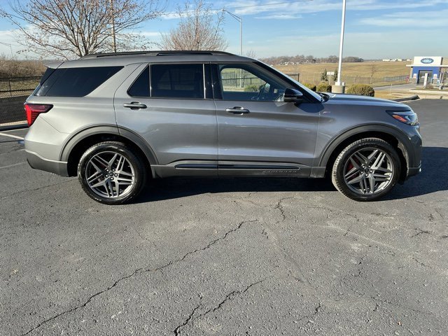 Used 2025 Ford Explorer ST-Line w/ ST-Line Street Pack image 2