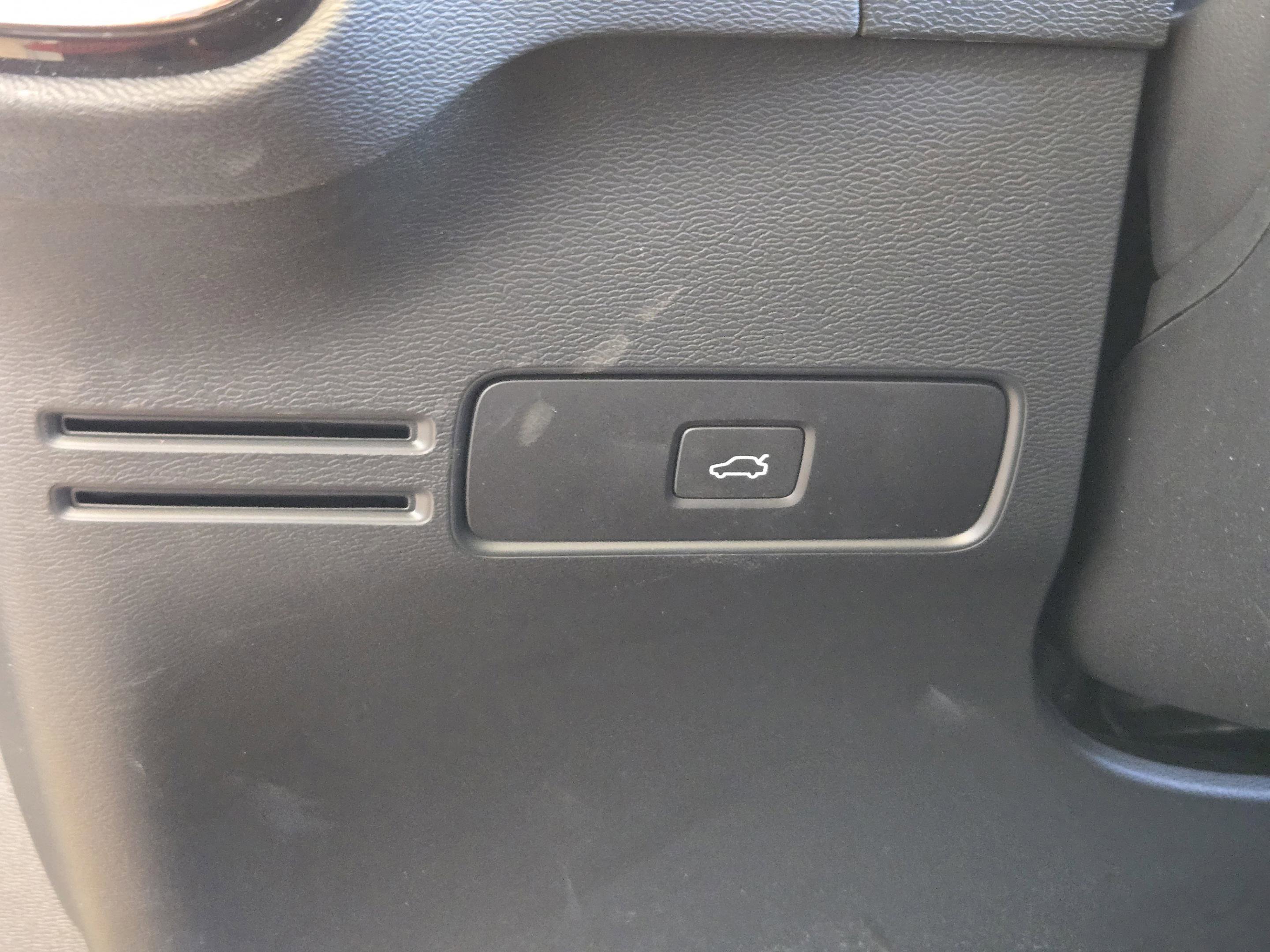 Used 2023 Volvo XC40 B5 Plus image 31