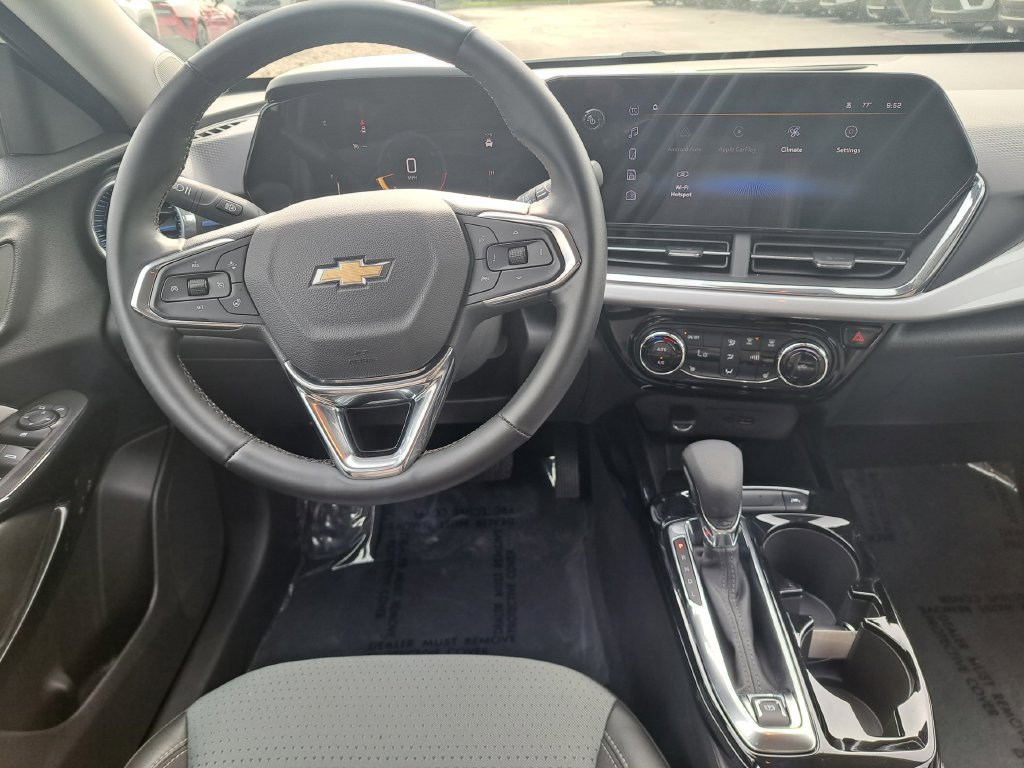 Used 2025 Chevrolet Trax LT w/ LT Convenience Package FWD image 11