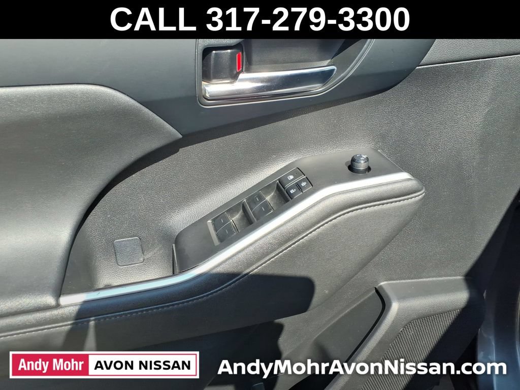Used 2024 Toyota Highlander XLE AWD/4WD image 16