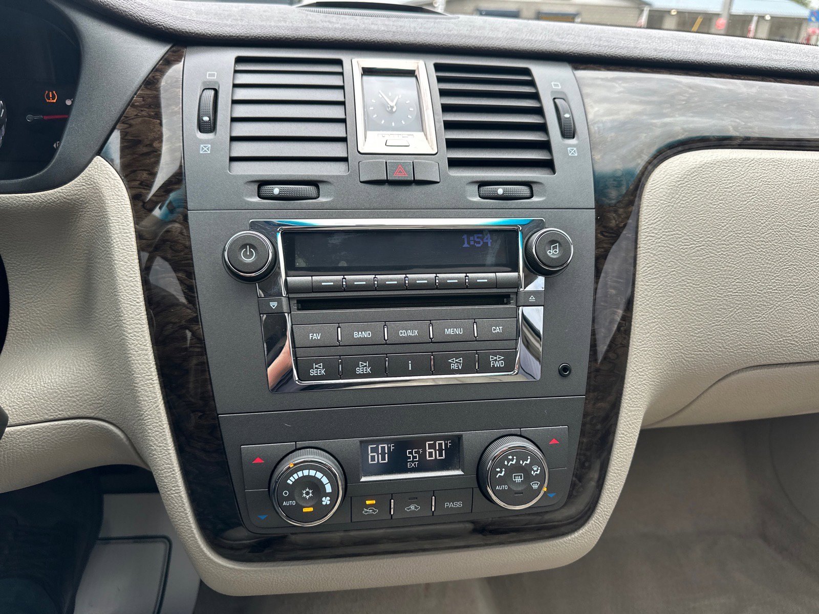 Used 2009 Cadillac DTS w/ Sun And Sound Package FWD image 31