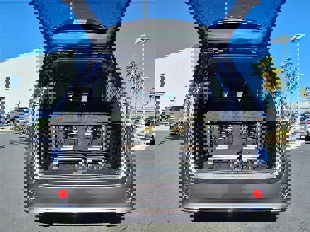 Used 2016 Toyota Sienna L image 17