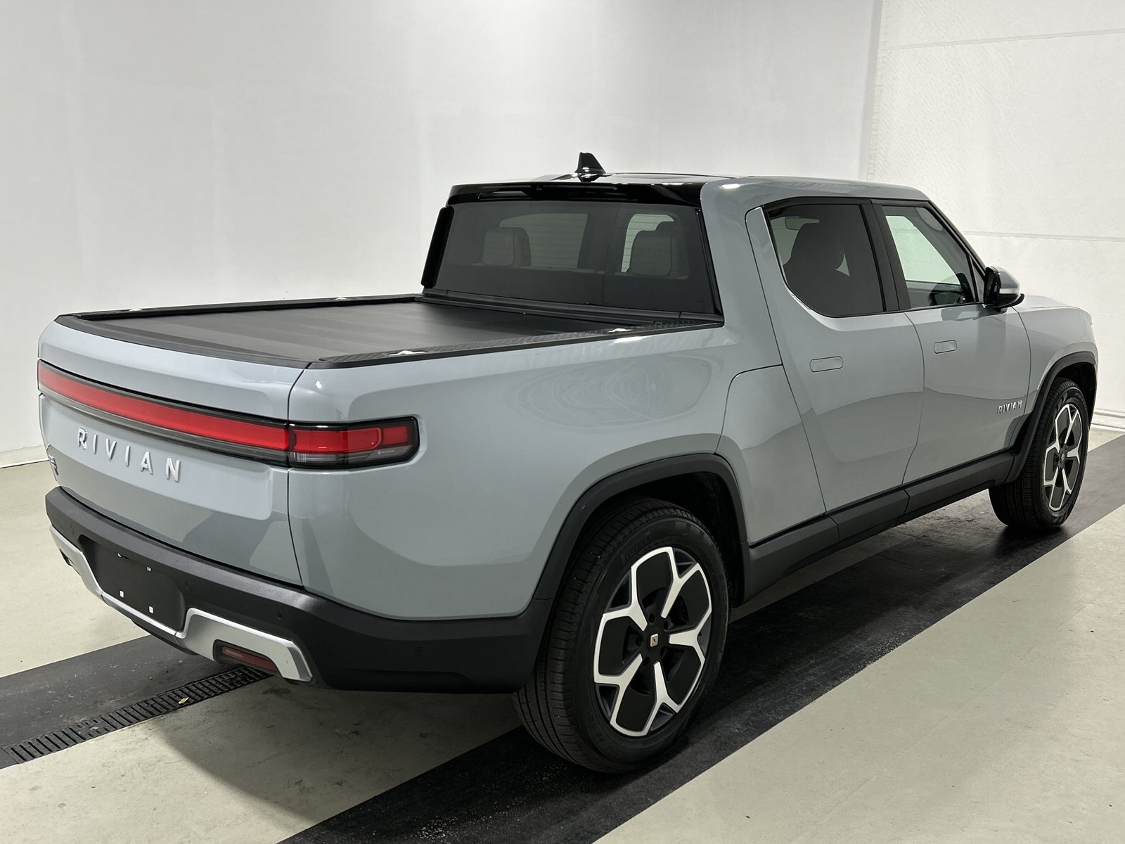 Used 2024 Rivian R1T Adventure Dual AWD/4WD image 5