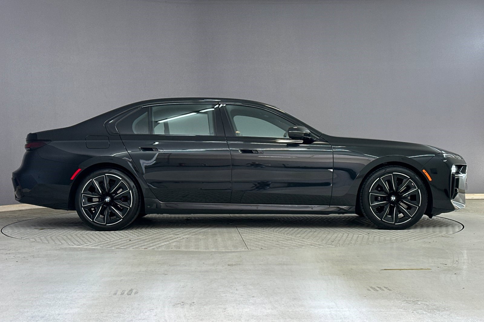 Used 2023 BMW 740i image 7