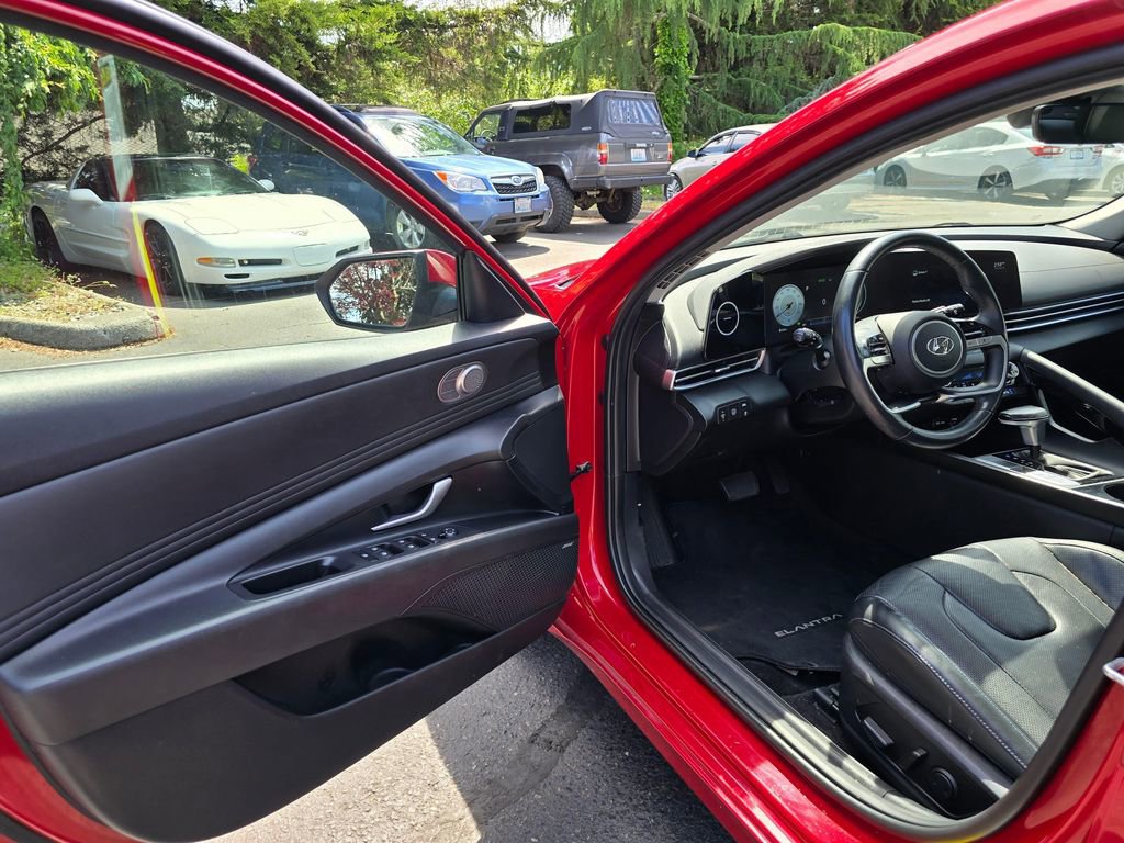 Used 2022 Hyundai Elantra Limited w/ Cargo Package FWD image 7