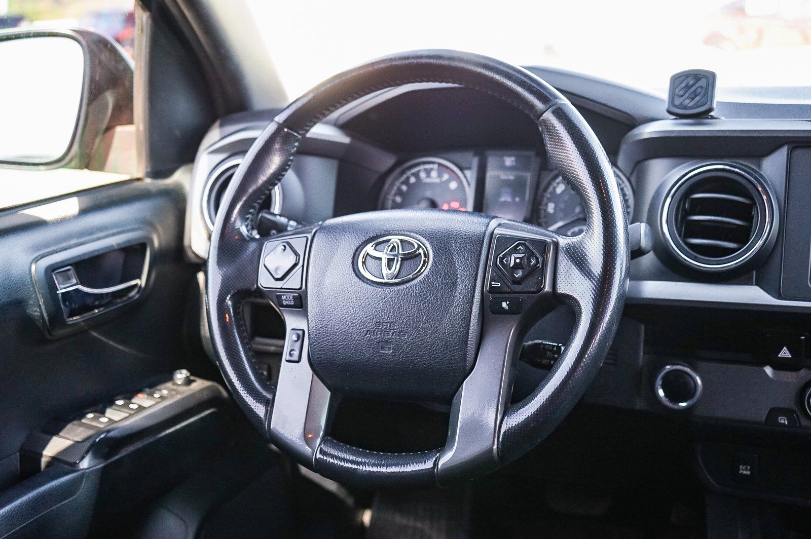 Used 2017 Toyota Tacoma TRD Sport w/ Tow Package RWD image 16