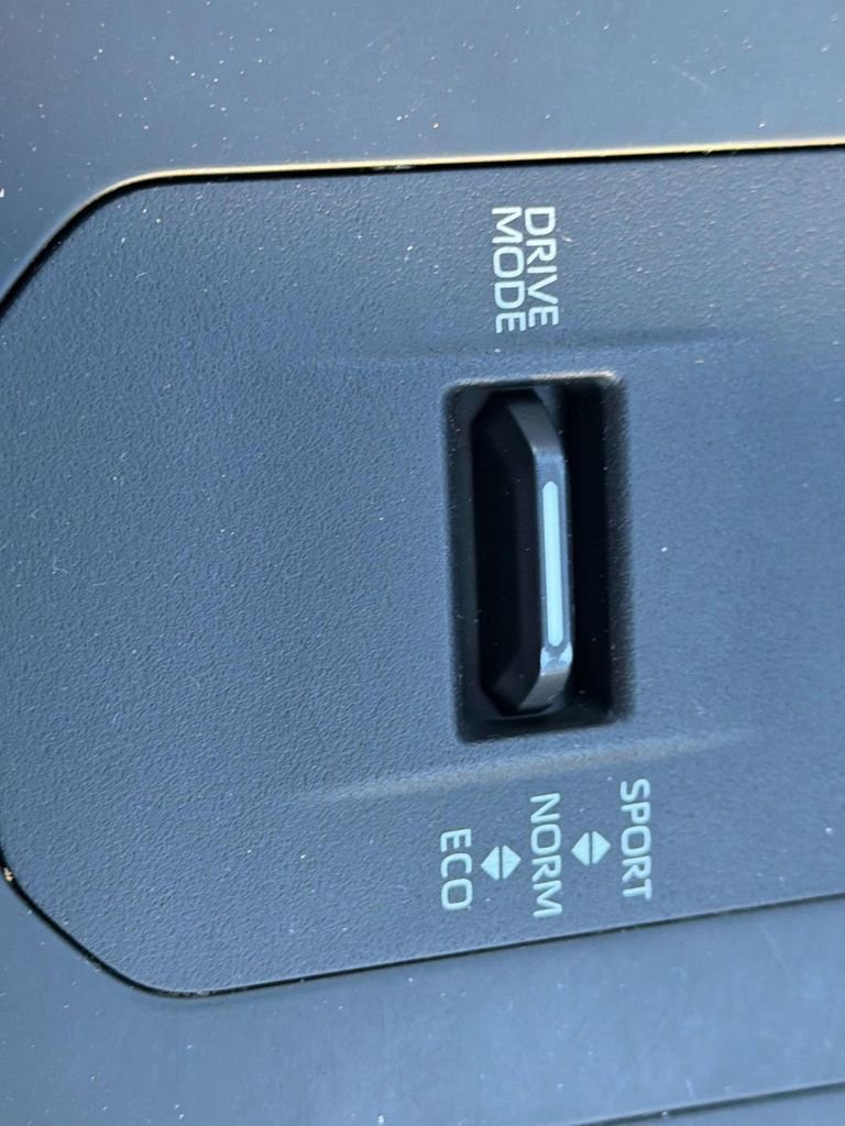 Used 2024 Toyota Highlander XLE FWD image 19