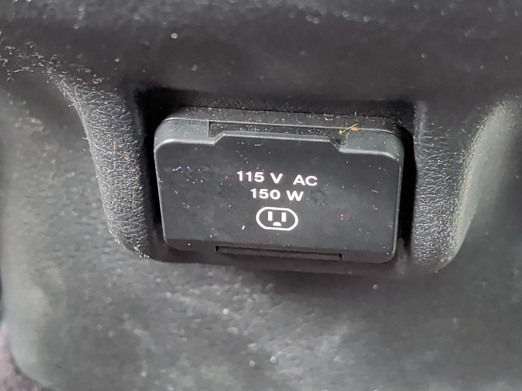 Used 2018 Jeep Cherokee Latitude Plus w/ Cold Weather Group AWD/4WD image 32