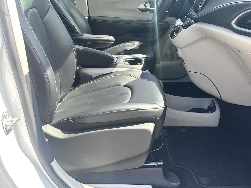 Used 2023 Chrysler Pacifica Touring-L FWD image 14