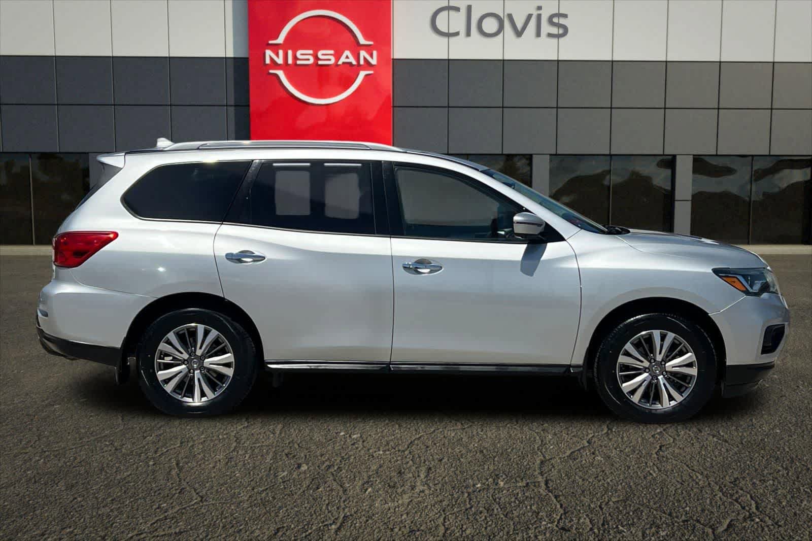 Used 2020 Nissan Pathfinder SL FWD image 9