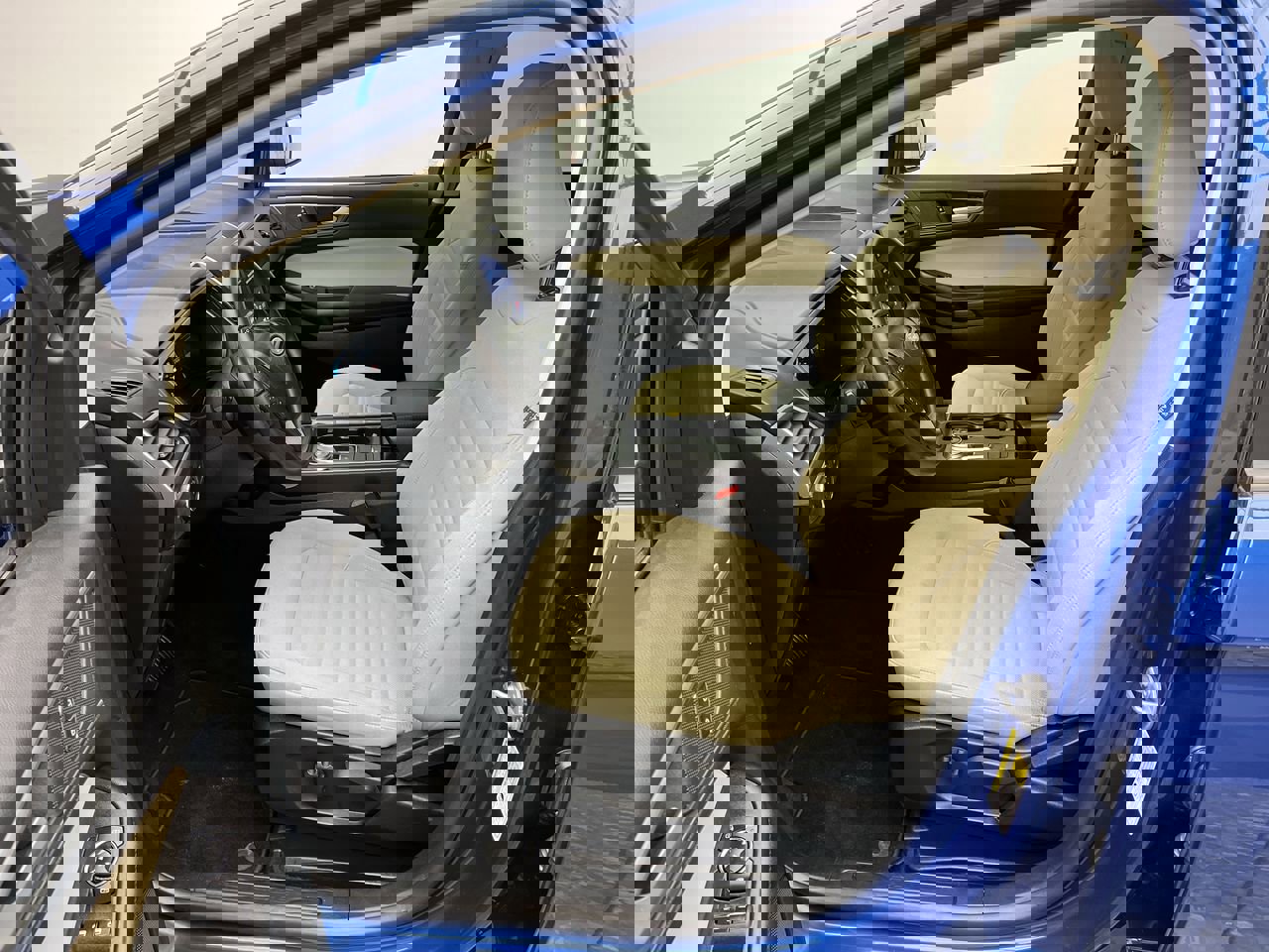 Used 2023 Ford Edge SE image 3