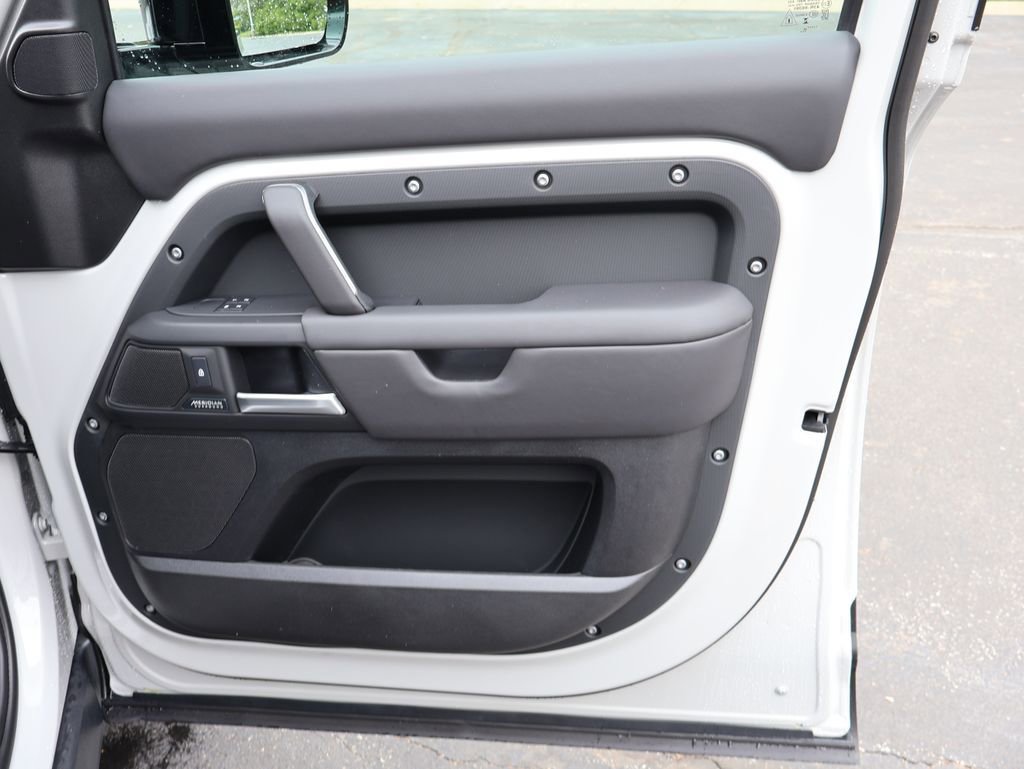 New 2026 Land Rover Defender 130 X-Dynamic SE AWD/4WD image 11