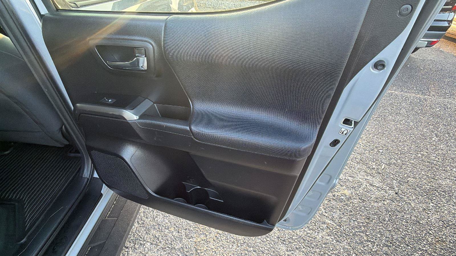 Used 2020 Toyota Tacoma TRD Sport AWD/4WD image 19