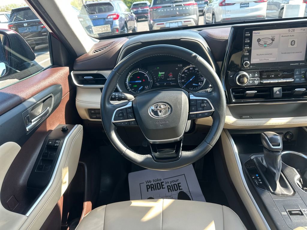 Used 2020 Toyota Highlander XLE AWD/4WD image 18