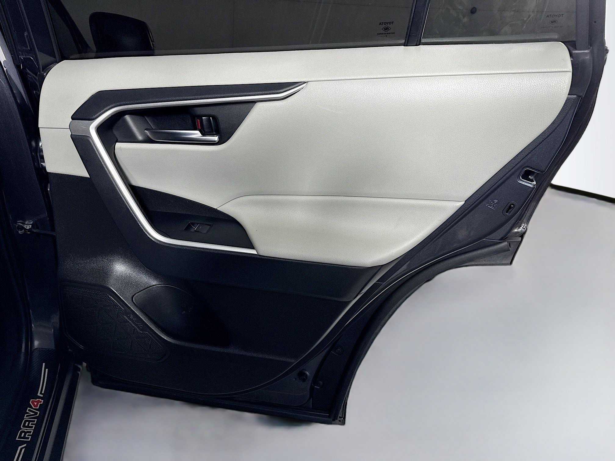 Used 2022 Toyota RAV4 XLE image 28