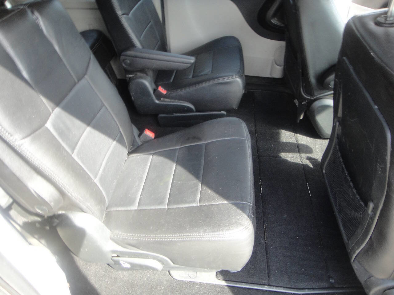 Used 2018 Dodge Grand Caravan SE w/ UConnect Hands-Free Group image 12