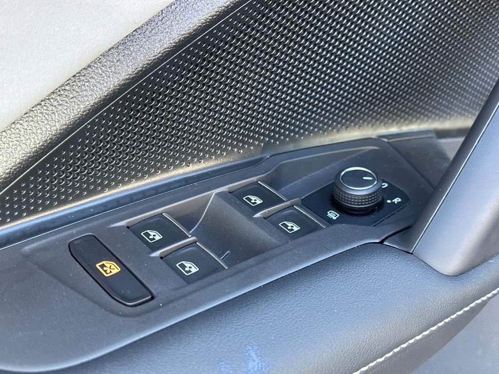 Used 2025 Volkswagen Tiguan SE image 21