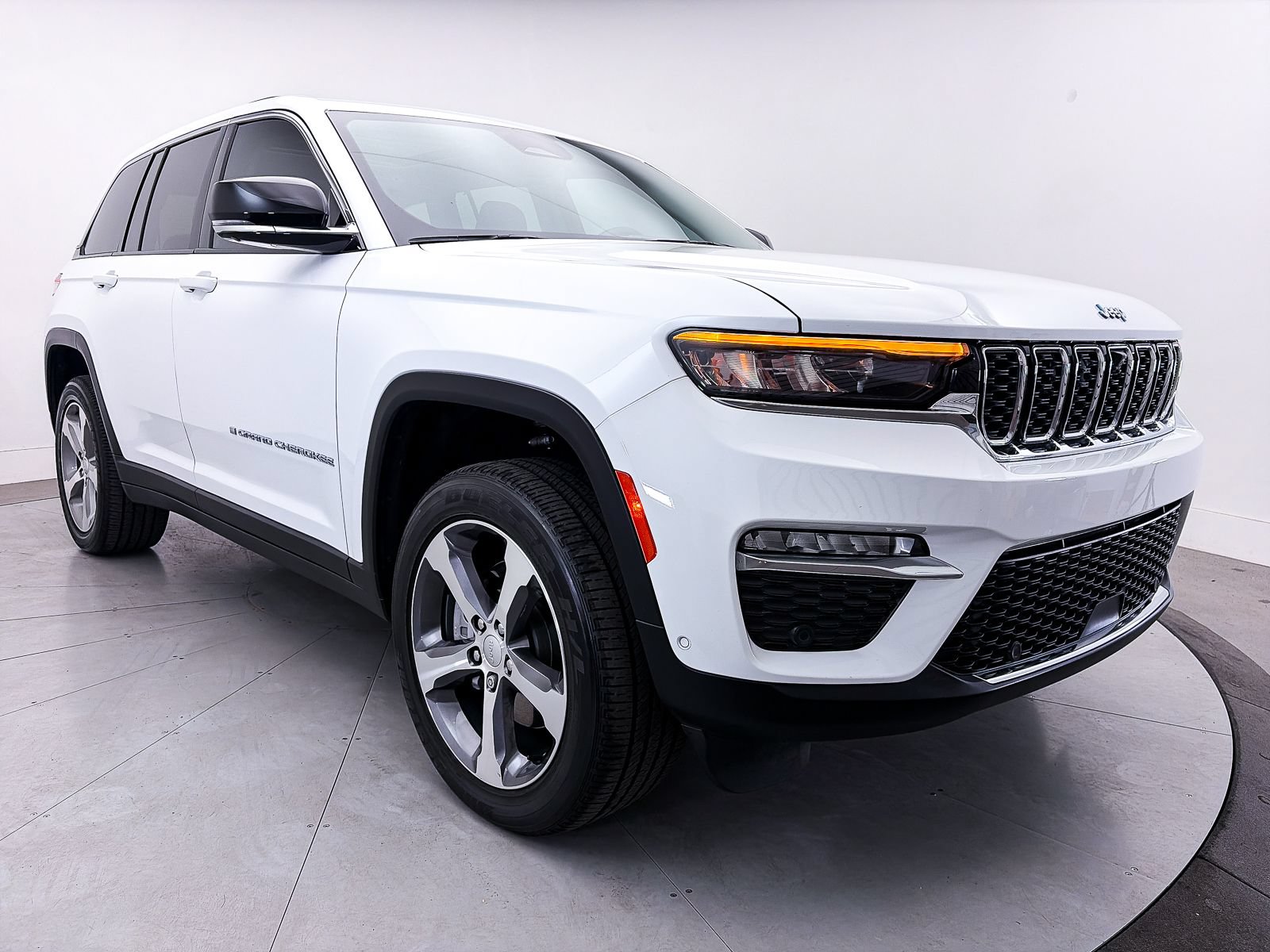 Used 2023 Jeep Grand Cherokee 4WD 4xe w/ Luxury Tech Group II image 14
