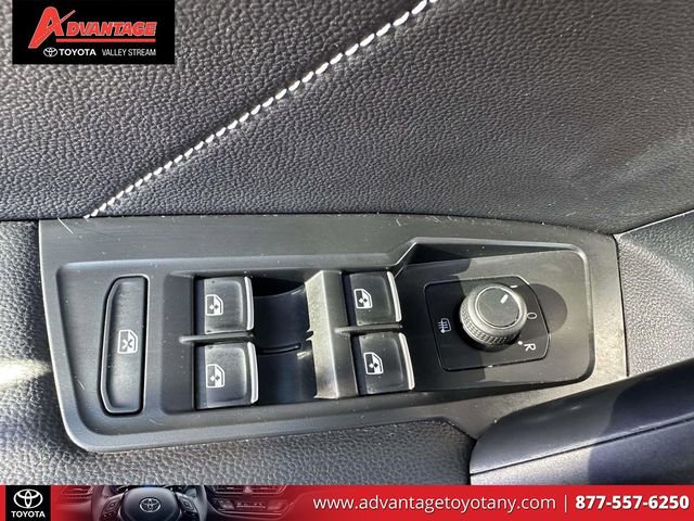 Used 2024 Volkswagen Tiguan SE image 17