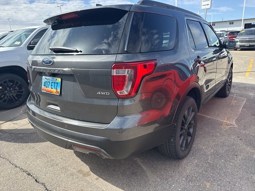 Used 2017 Ford Explorer XLT w/ Equipment Group 202A AWD/4WD image 7