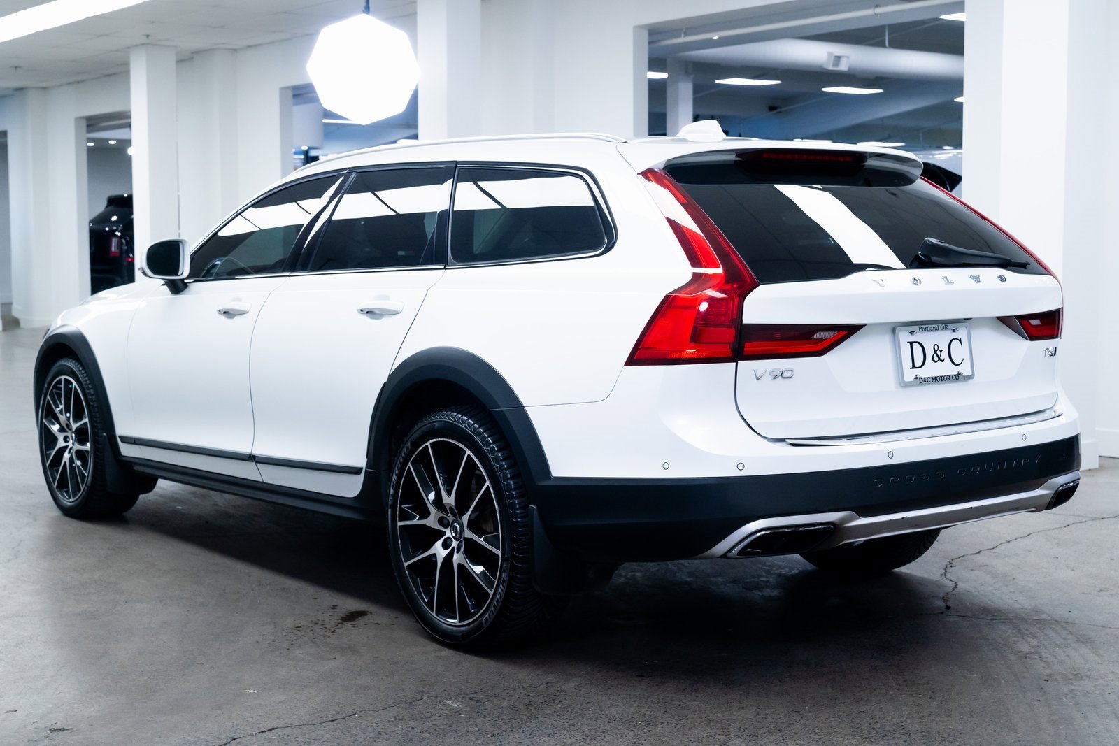Used 2017 Volvo V90 T6 Cross Country image 4