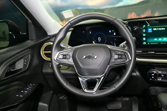 Used 2024 Chevrolet Trax ACTIV w/ Sunroof Package FWD image 63