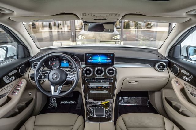 Used 2021 Mercedes-Benz GLC 300 4MATIC image 3