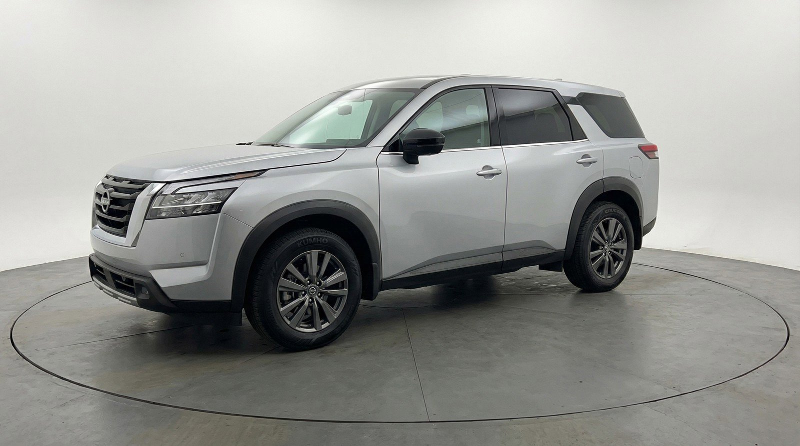 Used 2025 Nissan Pathfinder SV image 3