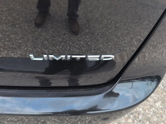 Used 2023 Chrysler Pacifica Limited FWD image 19