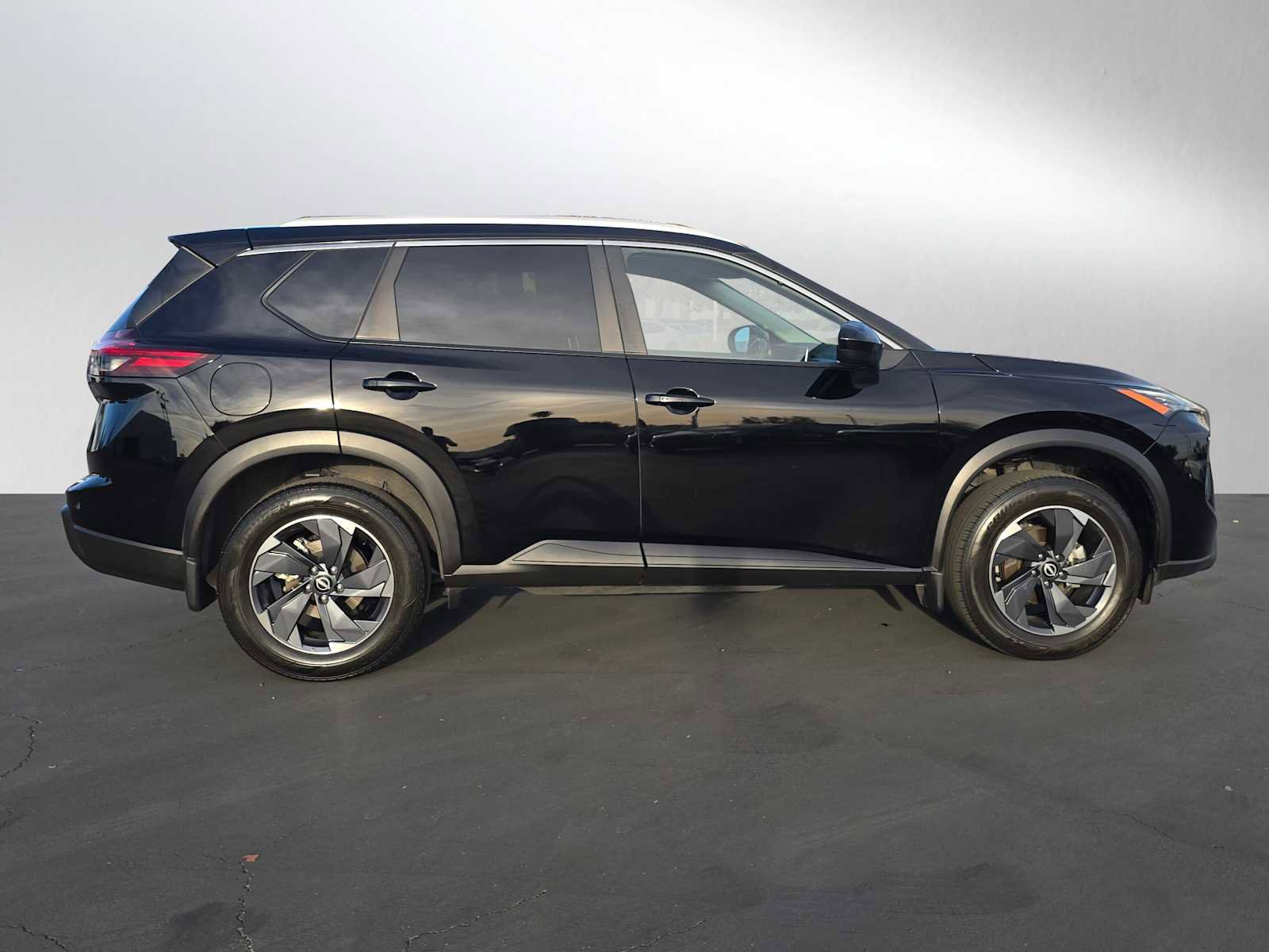 Used 2024 Nissan Rogue SV w/ SV Premium Package image 2
