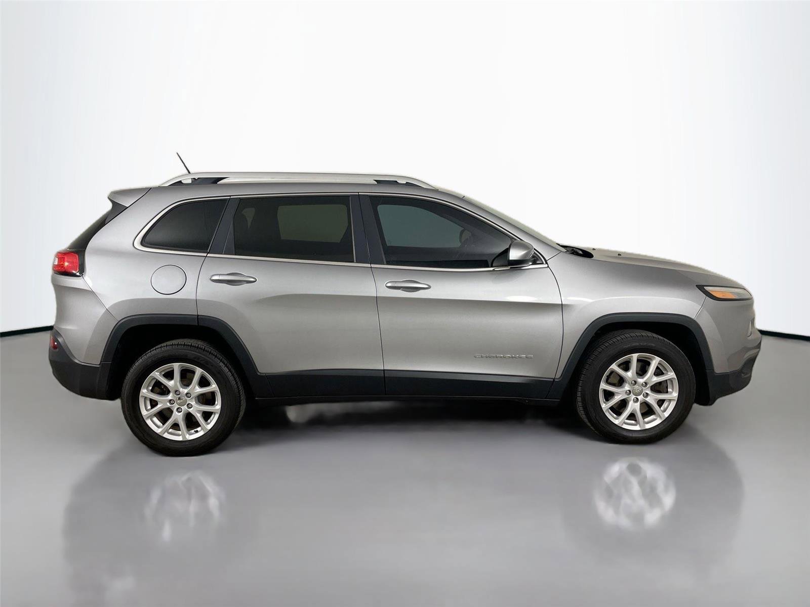 Used 2014 Jeep Cherokee Latitude w/ Cold Weather Group FWD image 16